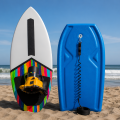 Imagem ilustrativa de uma prancha bodyboard e uma prancha skimboard