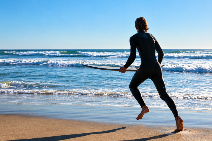 Surfista com prancha de surf na mao