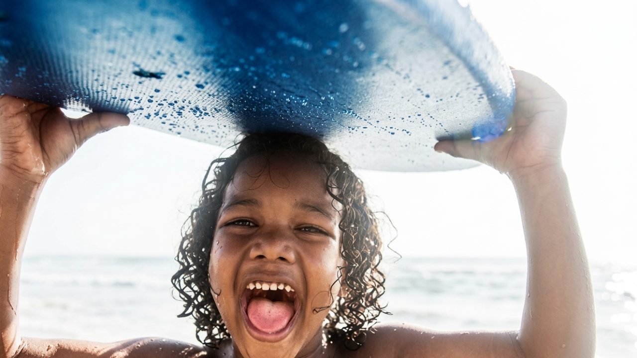 Menino com prancha de bodyboard infantil
