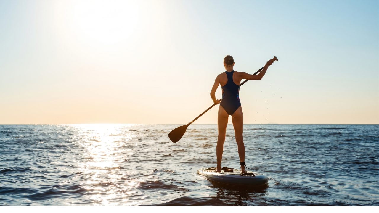Mulher praticando Stand Up Paddle