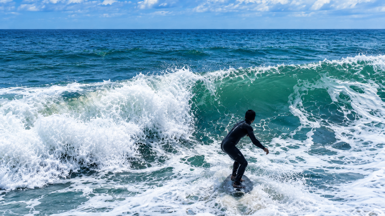 Surfista praticando skimboard