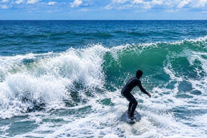 Surfista praticando skimboard