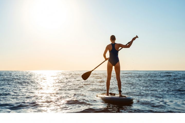 Mulher praticando Stand Up Paddle
