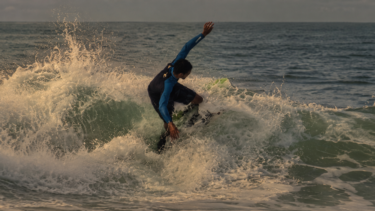 Surfista em mar com onda