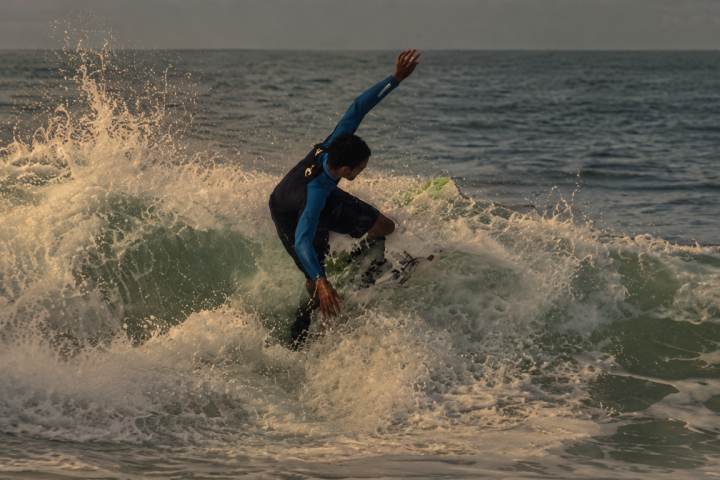 Surfista em mar com onda