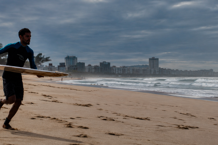 Surfista praticando Bodyboard